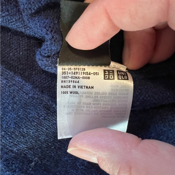Men’s Uniqlo navy blue wool cardigan sweater - v-neck, buttons, pockets - Large - Picture 10 of 10